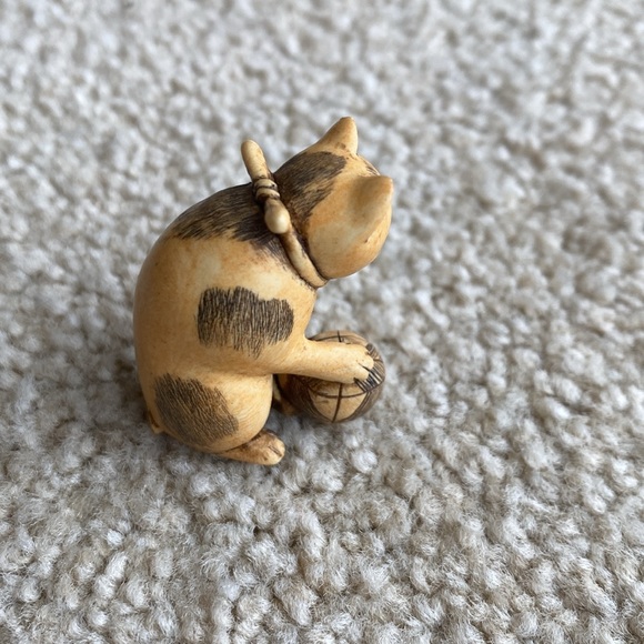 Vintage Miniature Carved Cat with Yarn. Perfect Condition. - Picture 3 of 5